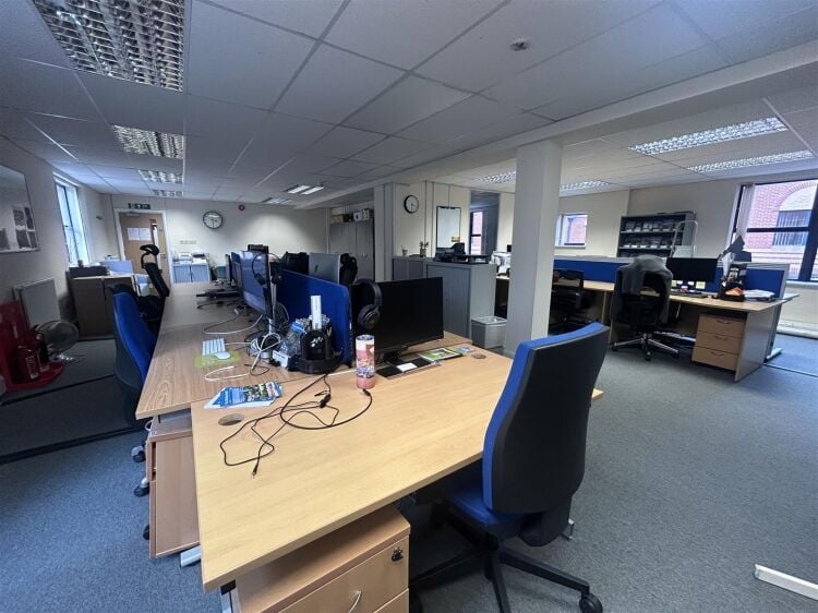 Modern Open-Plan First Floor Offices with Parking in Bristol Photo 2