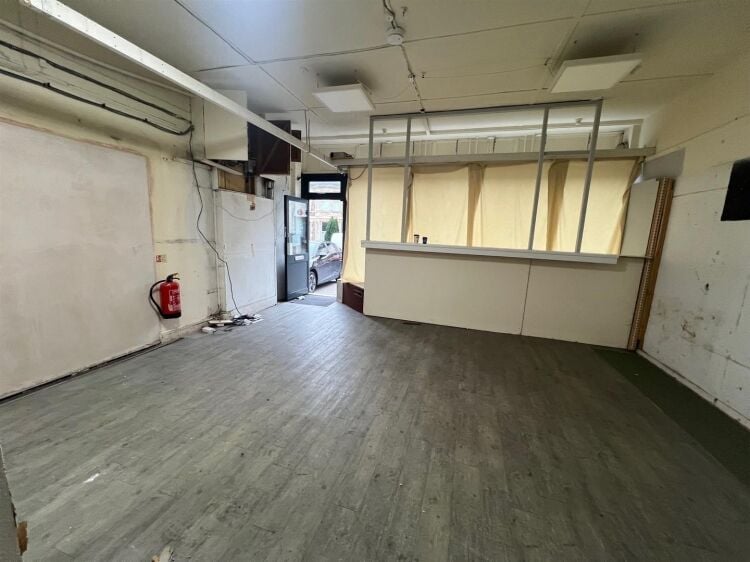 Prime Three Storey Commercial Property in Bristol, Ideal for Retail and Storage Photo 2