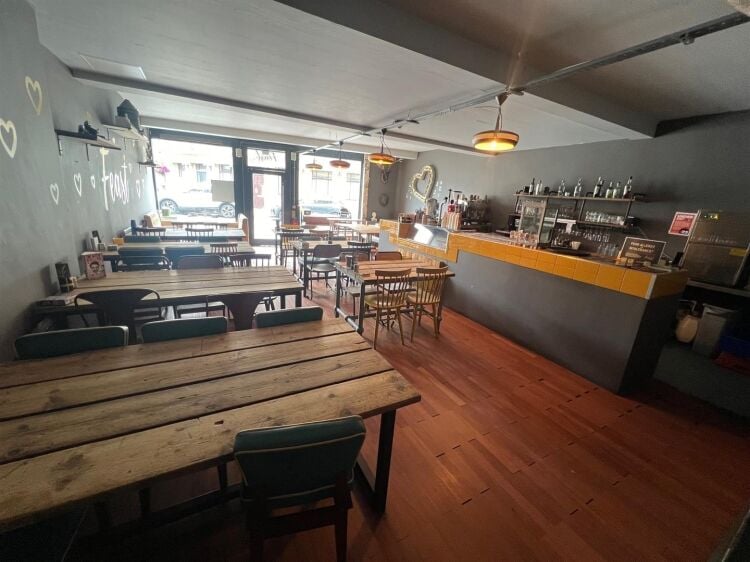 Former Cafe Space, Fully Fitted and Centrally Located in Clevedon Somerset for Rent Photo 2