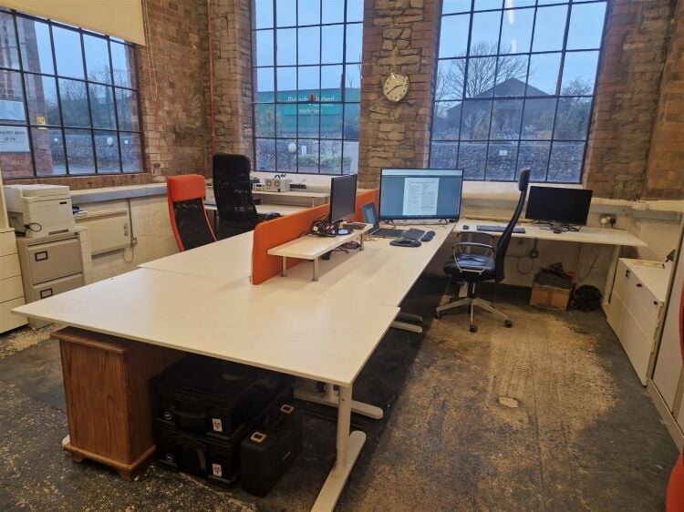 Ground Floor Commercial Studio in Bristol, with Parking Space and Potential for Expansion Photo 2