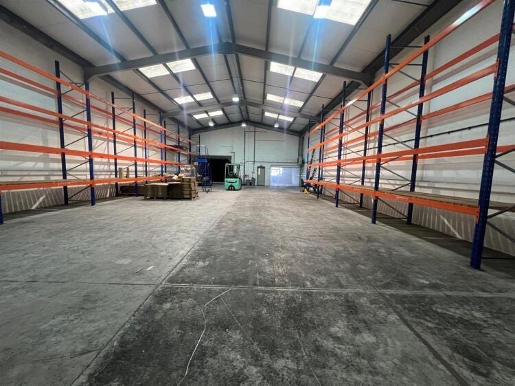 Spacious Industrial Unit with Off-Street Parking in Bristol Photo 2