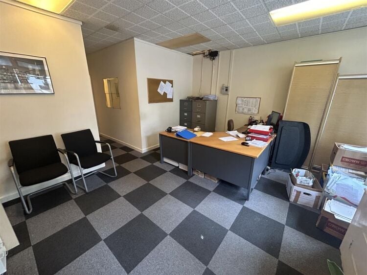 Spacious Terraced Shop/Office with Kitchen and Toilet Available for Rent in Bristol Photo 2