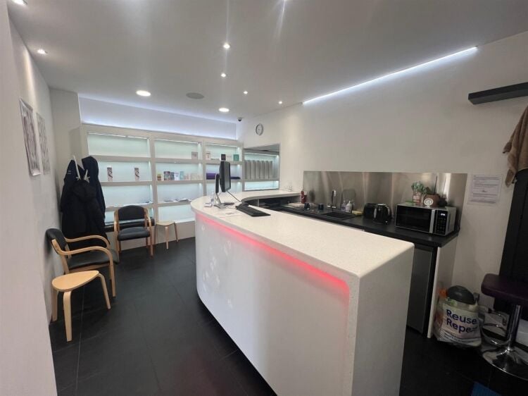 Charming End of Terrace Mixed-Use Property with Shop and Two-Bedroom Flat in Bristol Photo 2