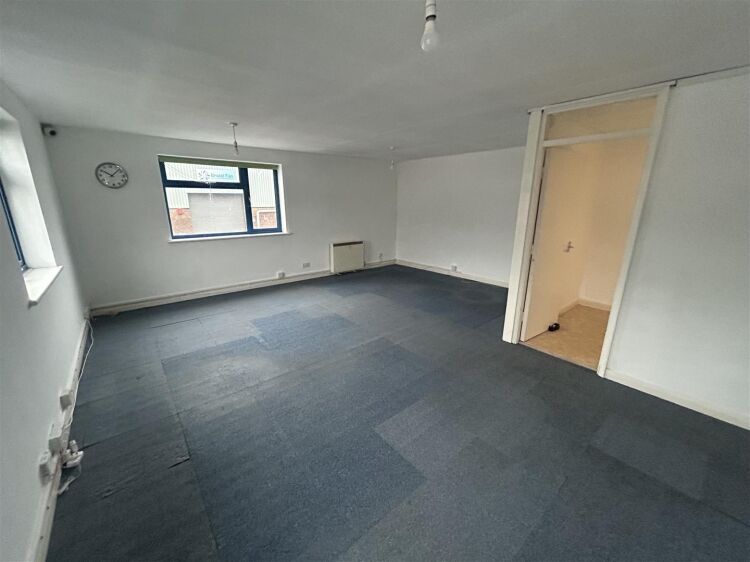 Spacious First Floor Offices with Parking in South Bristol for Rent Photo 2