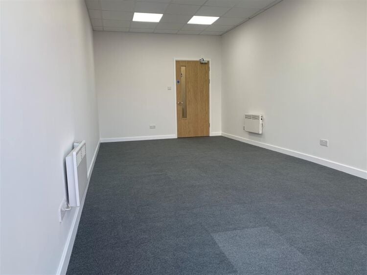 Refurbished Retail Unit in Bristol Offering Versatile 427 sq ft Space Photo 2