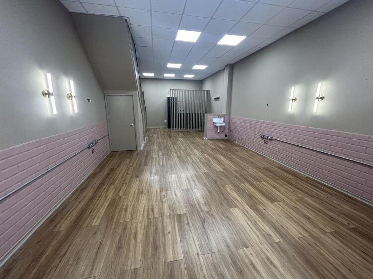 Spacious, Modern Retail Unit in Prime Bristol Location Previously Let as Barbershop Photo 2