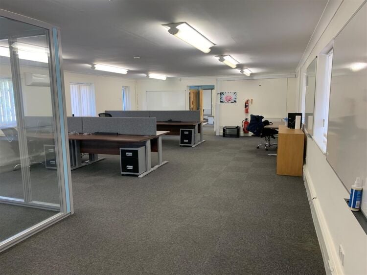 Spacious, Well-Lit Modern Offices for Sale in Almondsbury, Bristol with Ample Parking Photo 2