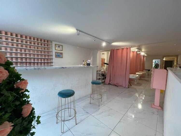 Spacious Shop Unit in Prime Bristol Location Ideal for Diverse Business Uses Photo 2