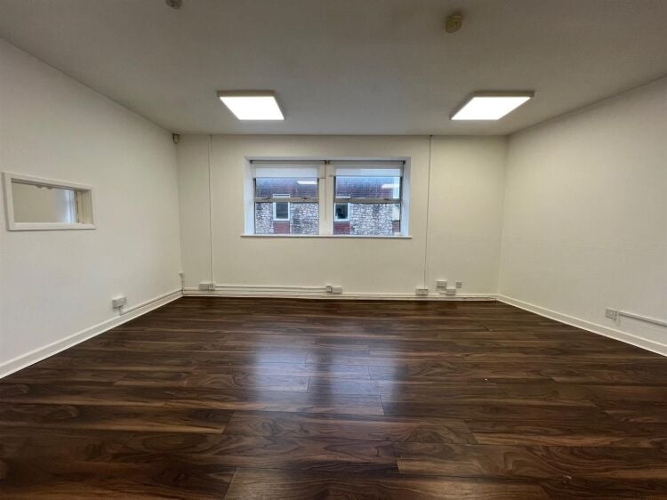 Modern First Floor Commercial Unit for Rent in Bristol, Ideal for Office or Salon Use Photo 2