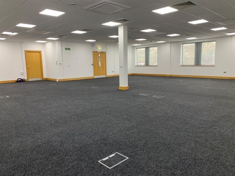 Spacious 2,000 ft² Ground Floor Office with LED Lighting in Portishead, Somerset Photo 2