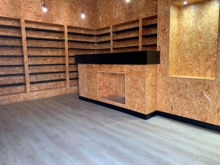 Prime Ground Floor Retail Unit Available for Rent on Busy Fishponds Road, Bristol Photo 2