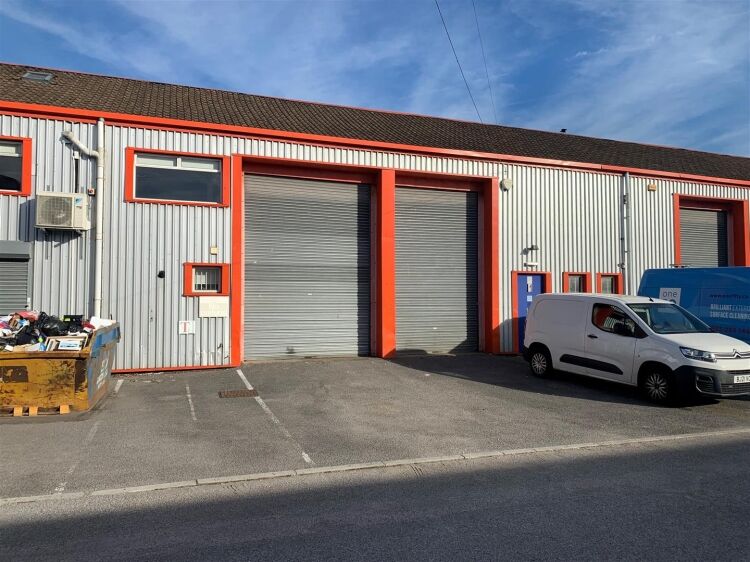 Spacious Warehouse and Elegant Office Space Available in Bristol's Circuit 32 Trading Estate Photo 2