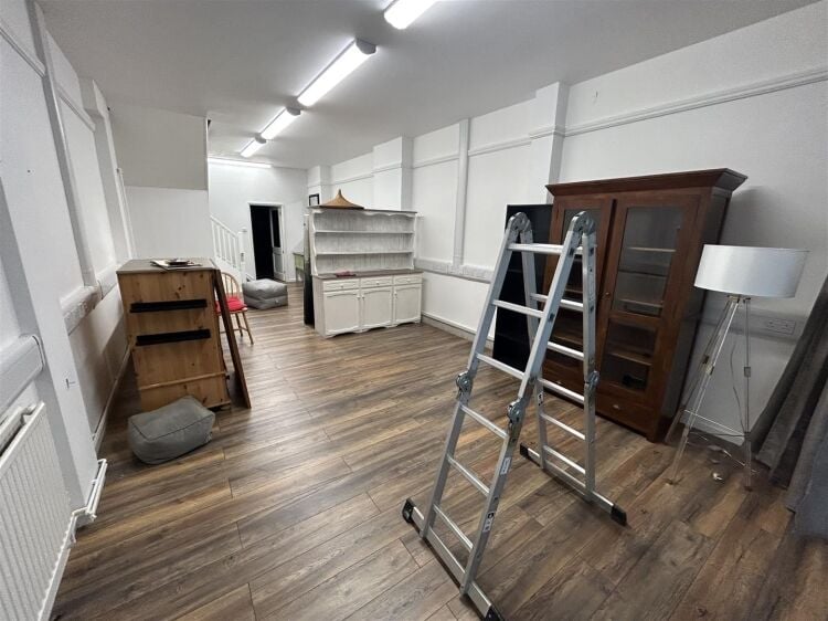 Recently Refurbished Retail Shop in Bristol with Ample Parking Photo 2