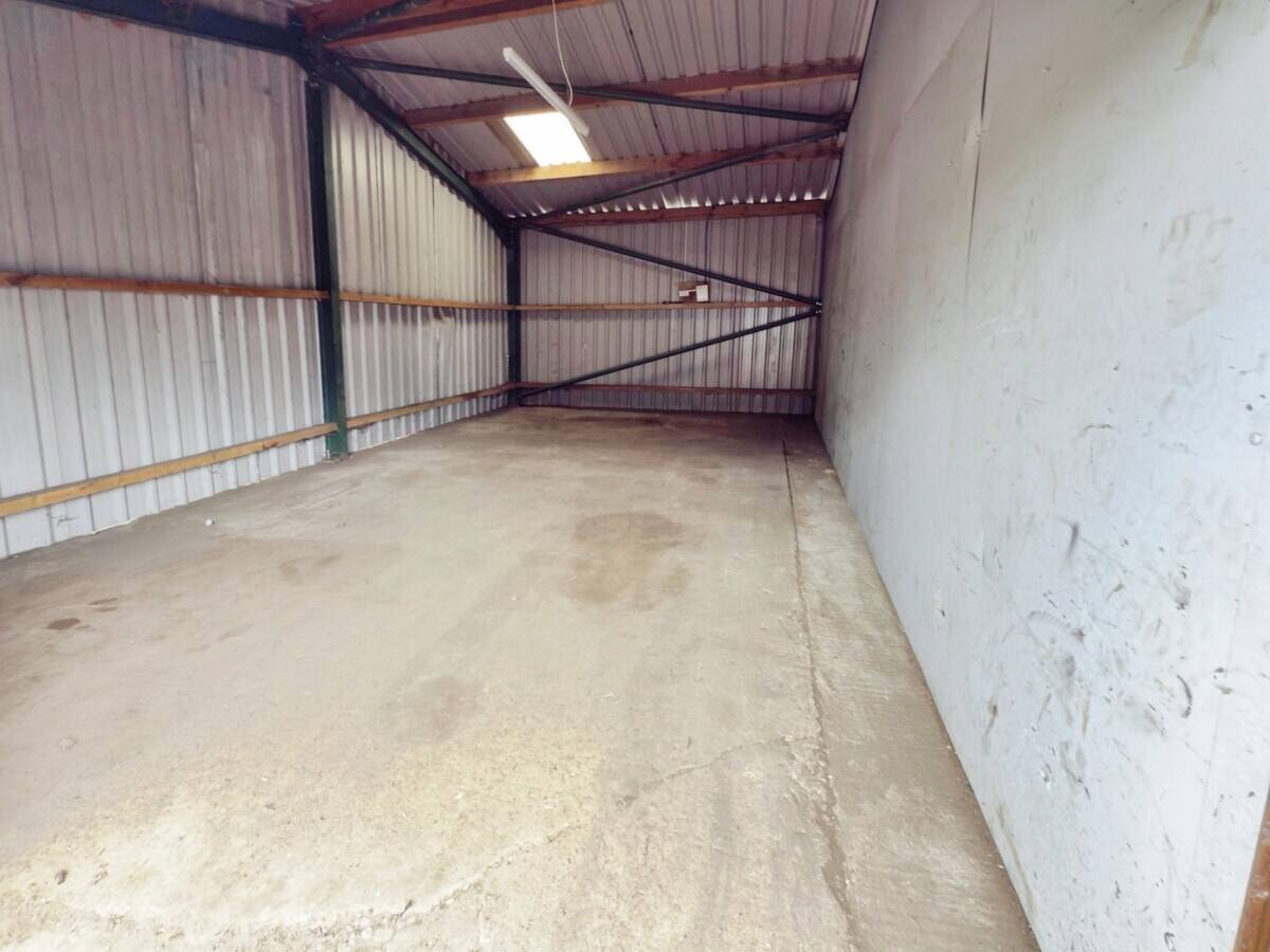 Secure and Versatile Workshop/Storage Unit for Rent in Wickford Essex Photo 2