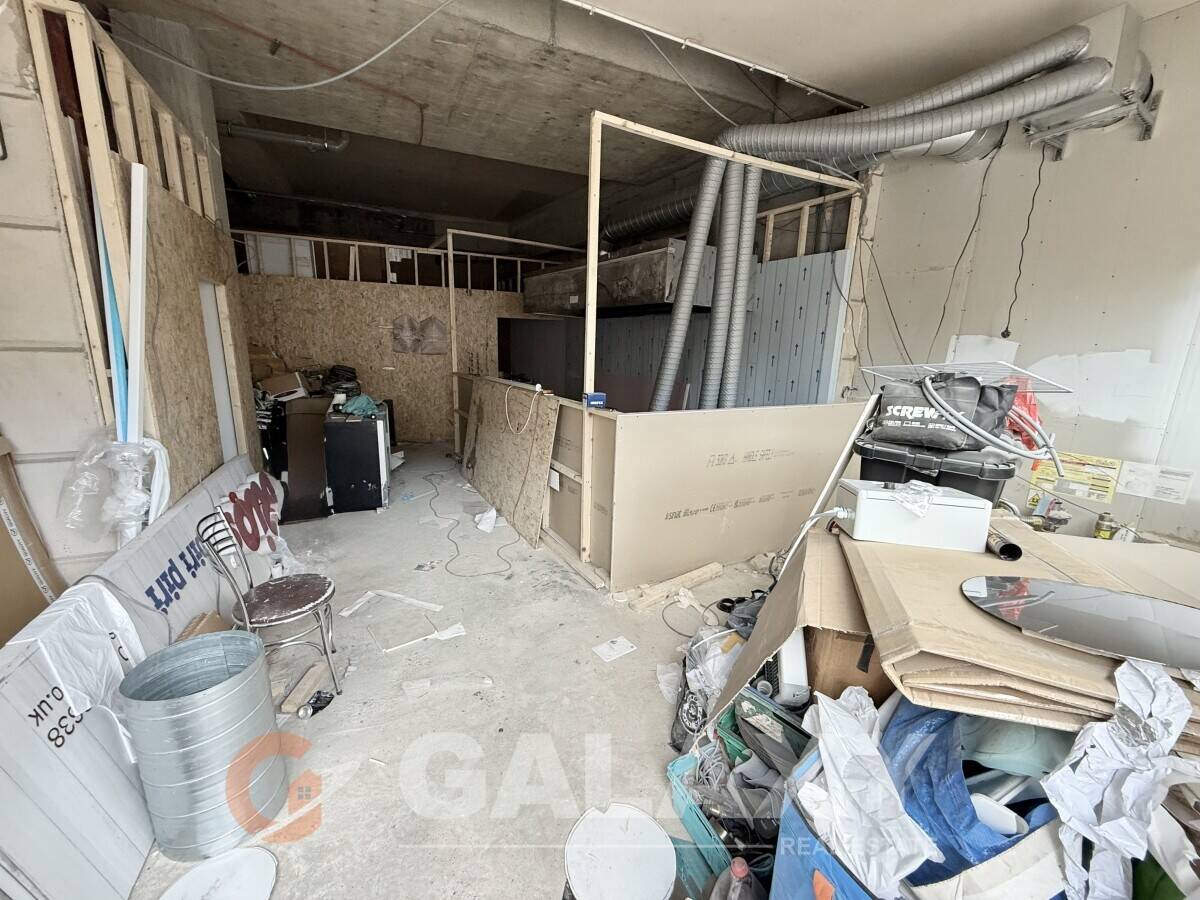 Retail Unit TOLET in a Prime location in Southall High Street / Broadway Photo 2