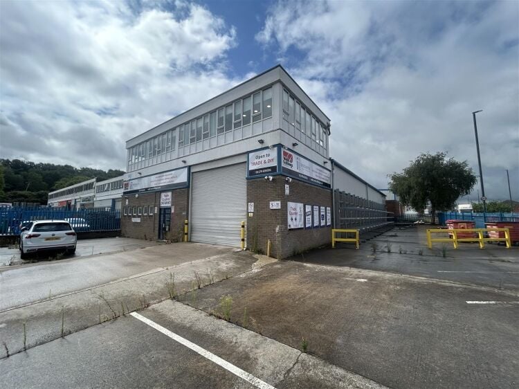 Versatile 6,913 sq ft industrial unit available to rent in vibrant Bristol location Photo 2