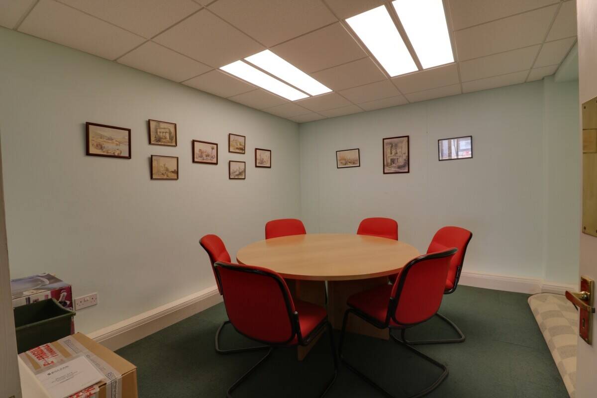 Versatile Ground Floor Shop Office in Prime Southend Location with High Footfall and Great Access Photo 2