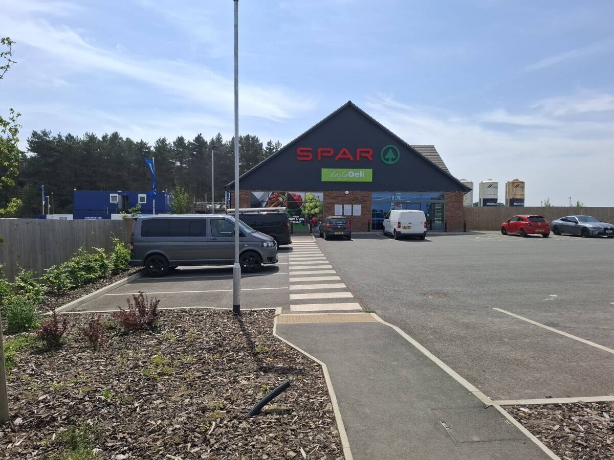 PURPOSE BUILT RETAIL/CONVENIENCE STORE: LINCOLNSHIRE MARKET TOWN Photo 2