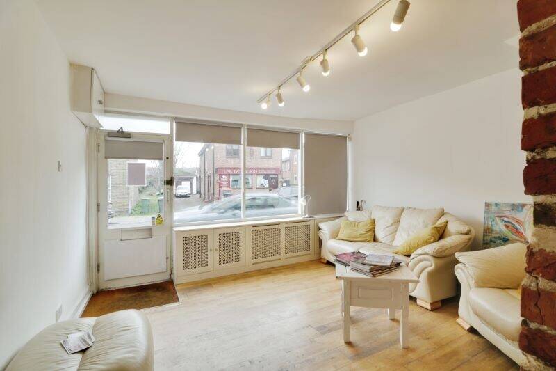 Two-Storey Freehold Commercial Property in Rochford, Essex with 874 sq. ft. of Versatile Space Photo 2