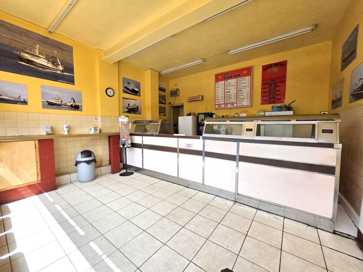 Freehold fish and chip shop with 3-bedroom maisonette in Leigh on Sea Essex Photo 2