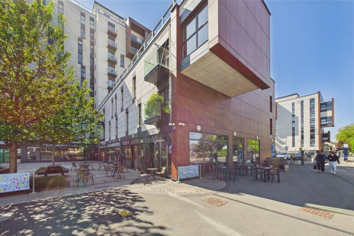 Commercial investment property for sale in Southend on Sea Essex with a licensed coffee shop Photo 2