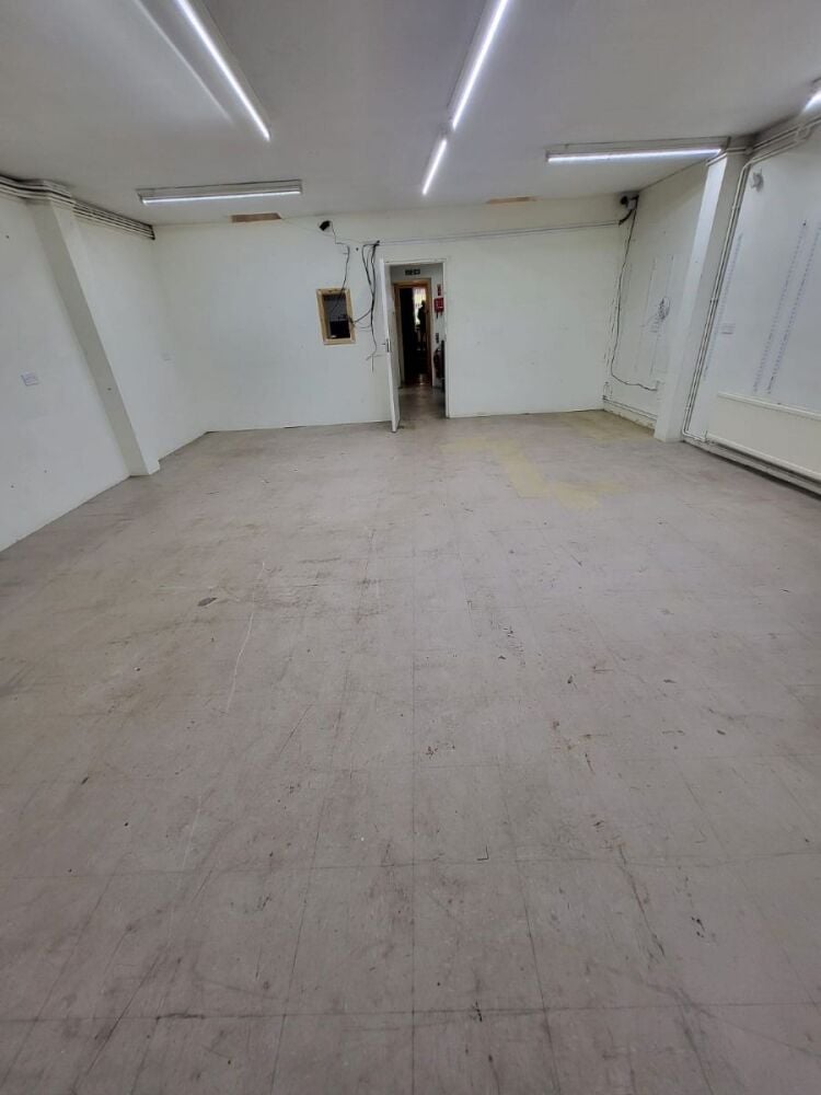 Vacant Lock-Up Shop for Sale in Harrow with 850 sqft and Good Transport Links Photo 2