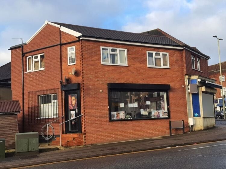 Mixed-use freehold property with 4-bedroom flat in Watford Hertfordshire available for sale Photo 2