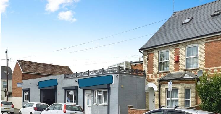 Freehold Mixed-Use Garage and Residential Property in Reading Berkshire Photo 2