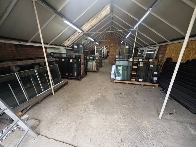 LIGHT INDUSTRIAL UNIT approx. 2,400 SQ. FT. PRICE: £20,000 PER ANNUM TO LET LOCATION: RAYLEIGH Photo 2