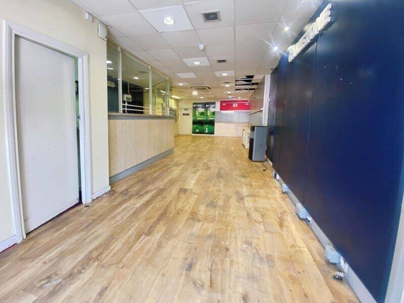 VACANT UNIT TO LET - APPROX 892SQFT - BELL CORNER UPMINSTER - £28,000 PER ANNUM Photo 2