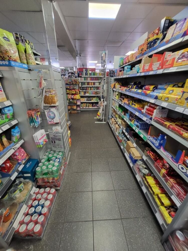 Grocery and convenience store for sale in London near Wood Green Photo 2
