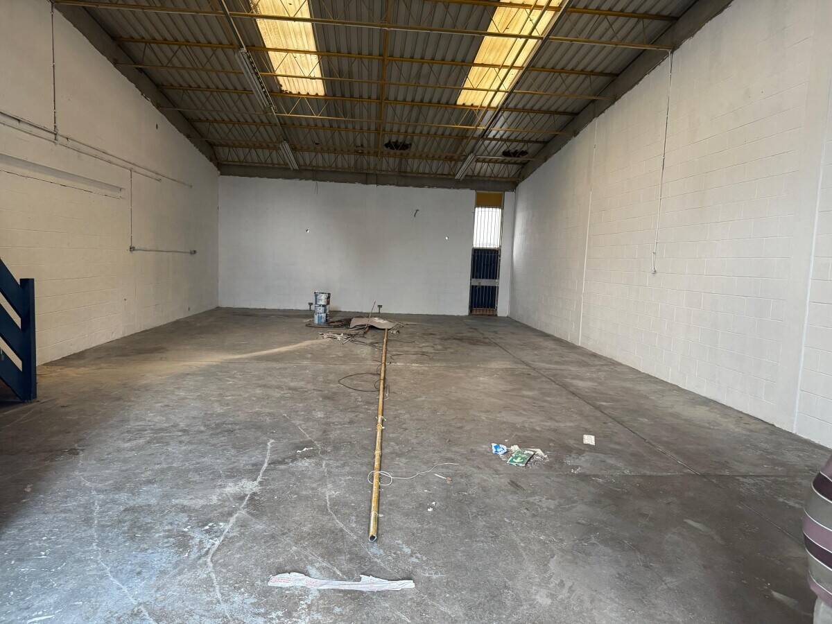 Large  Warehouse To-Let in the prime location of Hayes Photo 2