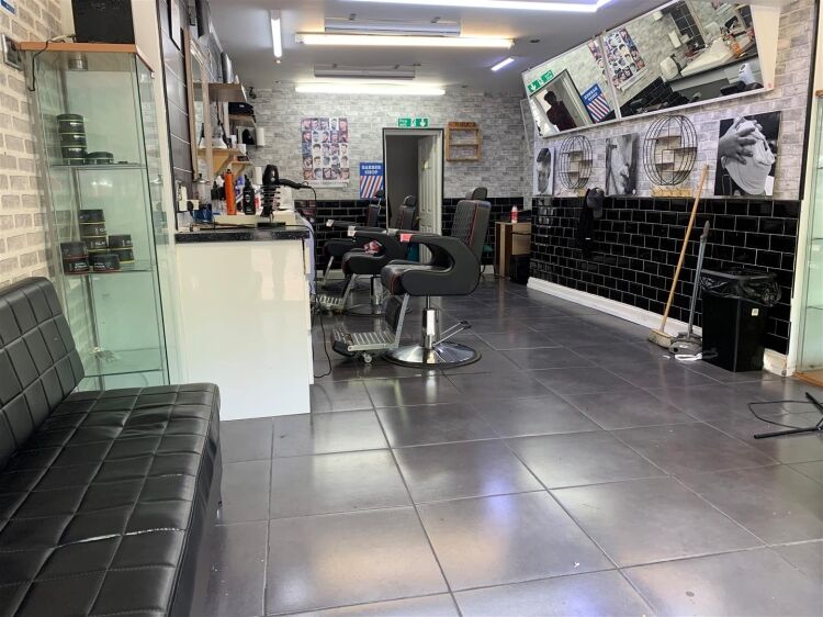 A mixed use property comprising a fully fitted ground floor barber shop and a one bedroom flat above, located on the popular fishponds road. the prope Photo 2
