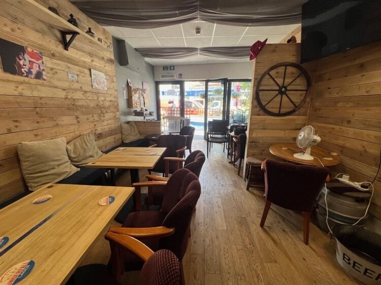 A microbrewery of approximately 464 ft² benefiting from an alcohol premises license and beer pumps. the shop is situated in a position position o Photo 2