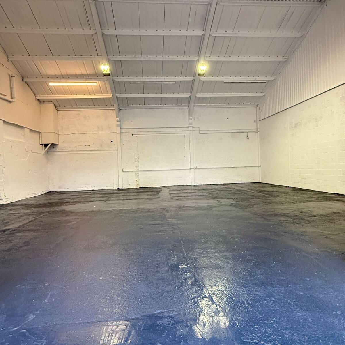 Industrial Unit for Lease in Aylesbury Buckinghamshire with Good Transport Links Photo 2
