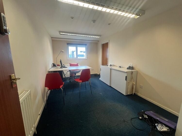 Two-storey workshop and office unit available in Bristol with parking and air conditioning Photo 2