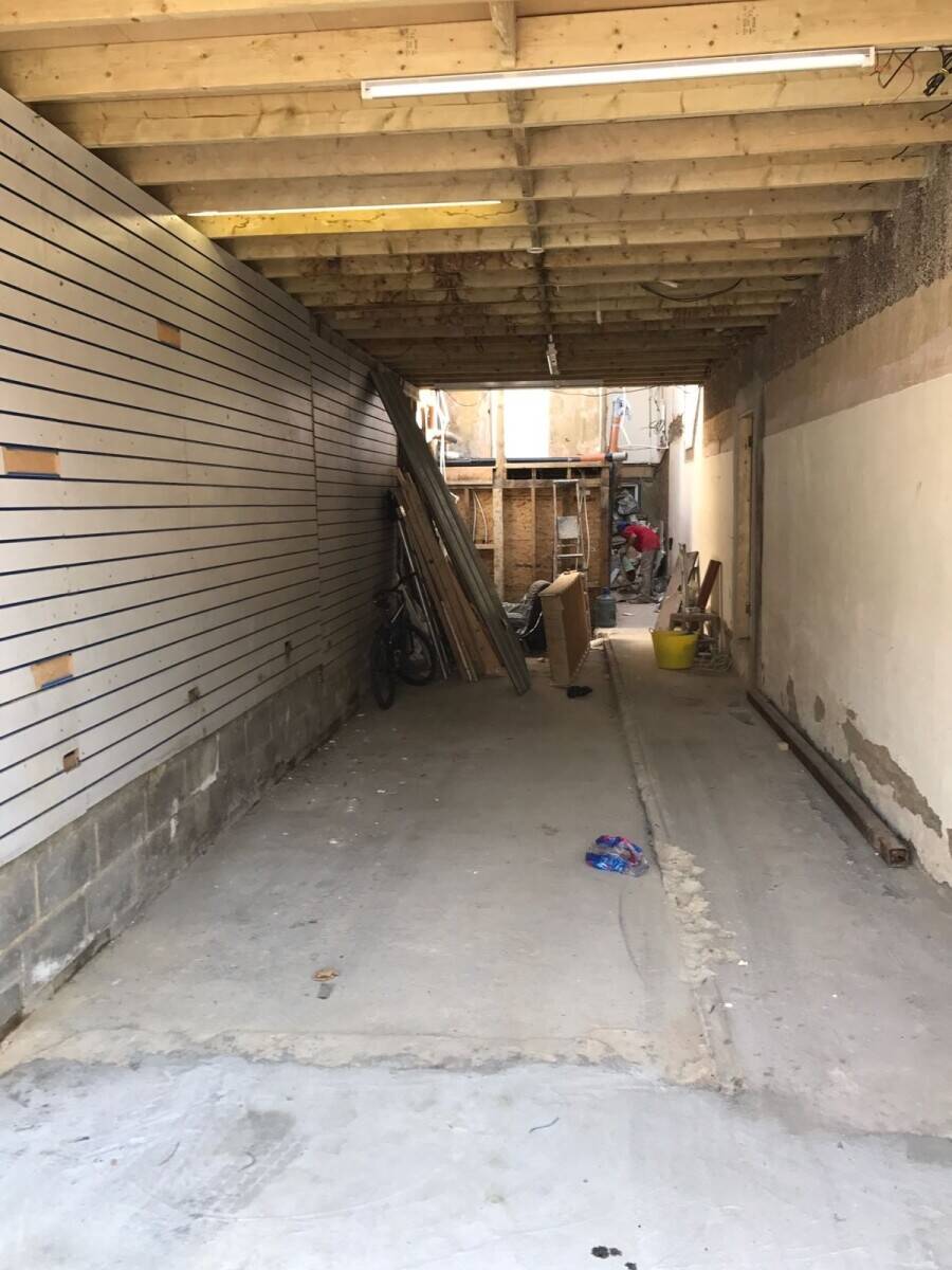 Large garage unit for sale near Ilford High Street in Ilford London Photo 2