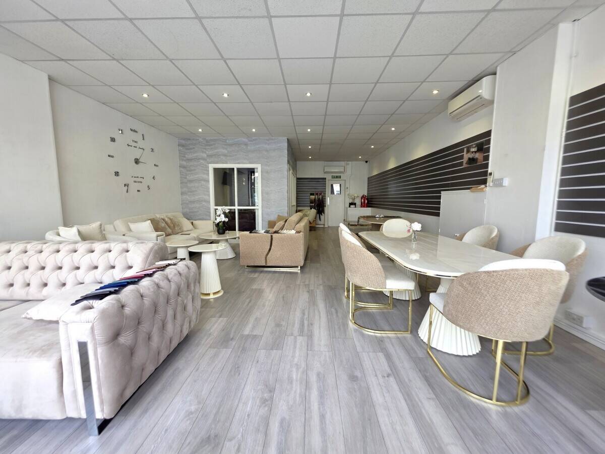 RETAIL SHOP/OFFICE - APPROX 742 SQ. FT. Photo 3