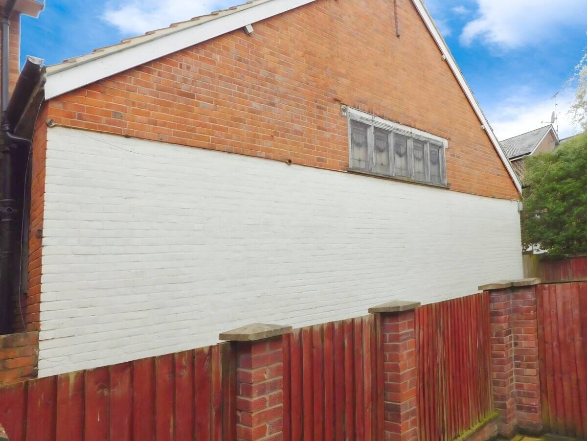 Detached Victorian Hall Available for Short-Term Lease in Reading Berkshire Photo 2