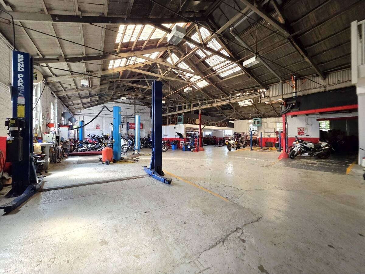 Light Industrial Unit Approximately 7,000 Sq. Ft. in Southend on Sea Essex Photo 2