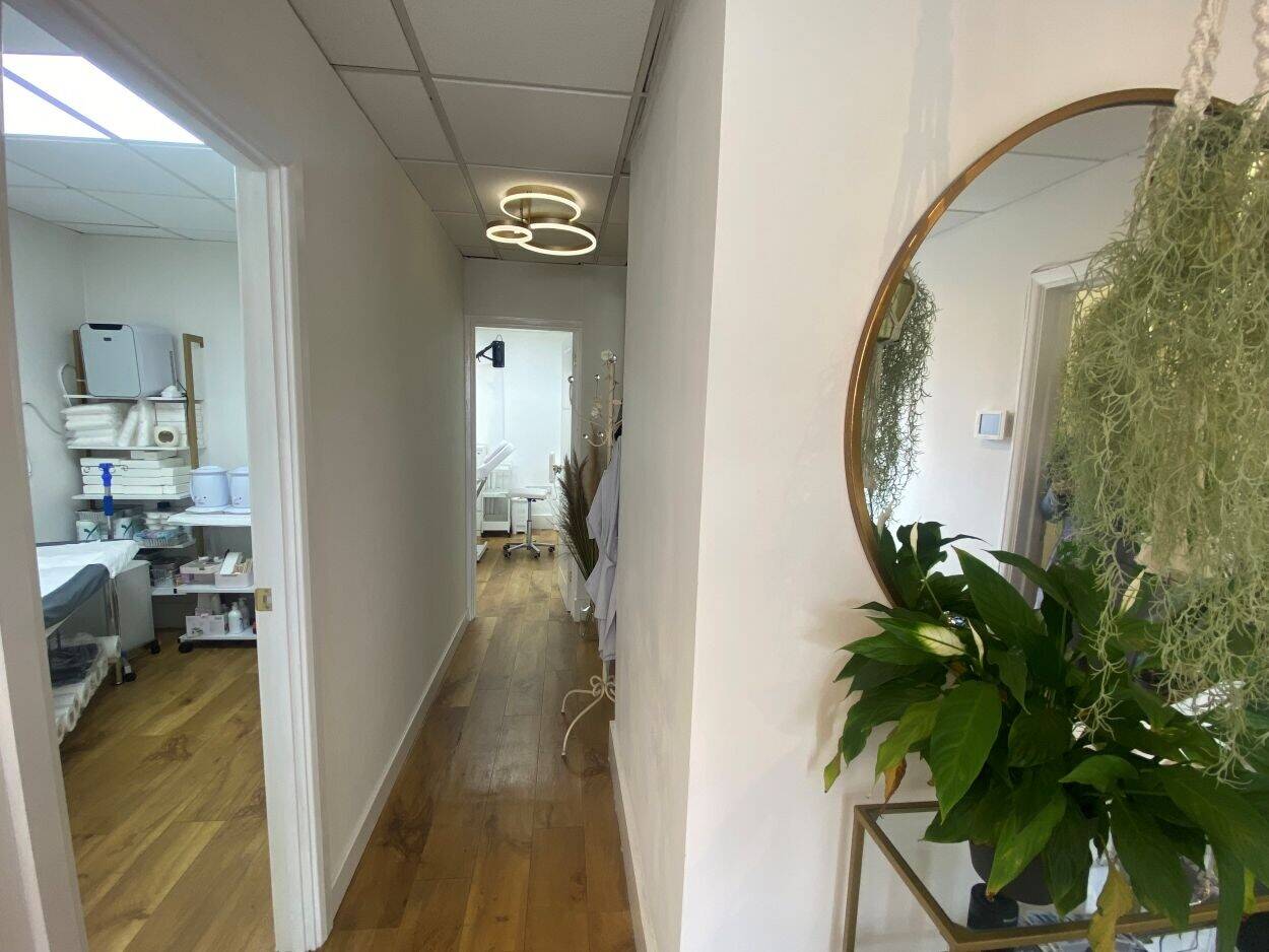 Freehold Investment Property with Two Commercial Units in Reading Berkshire Photo 2