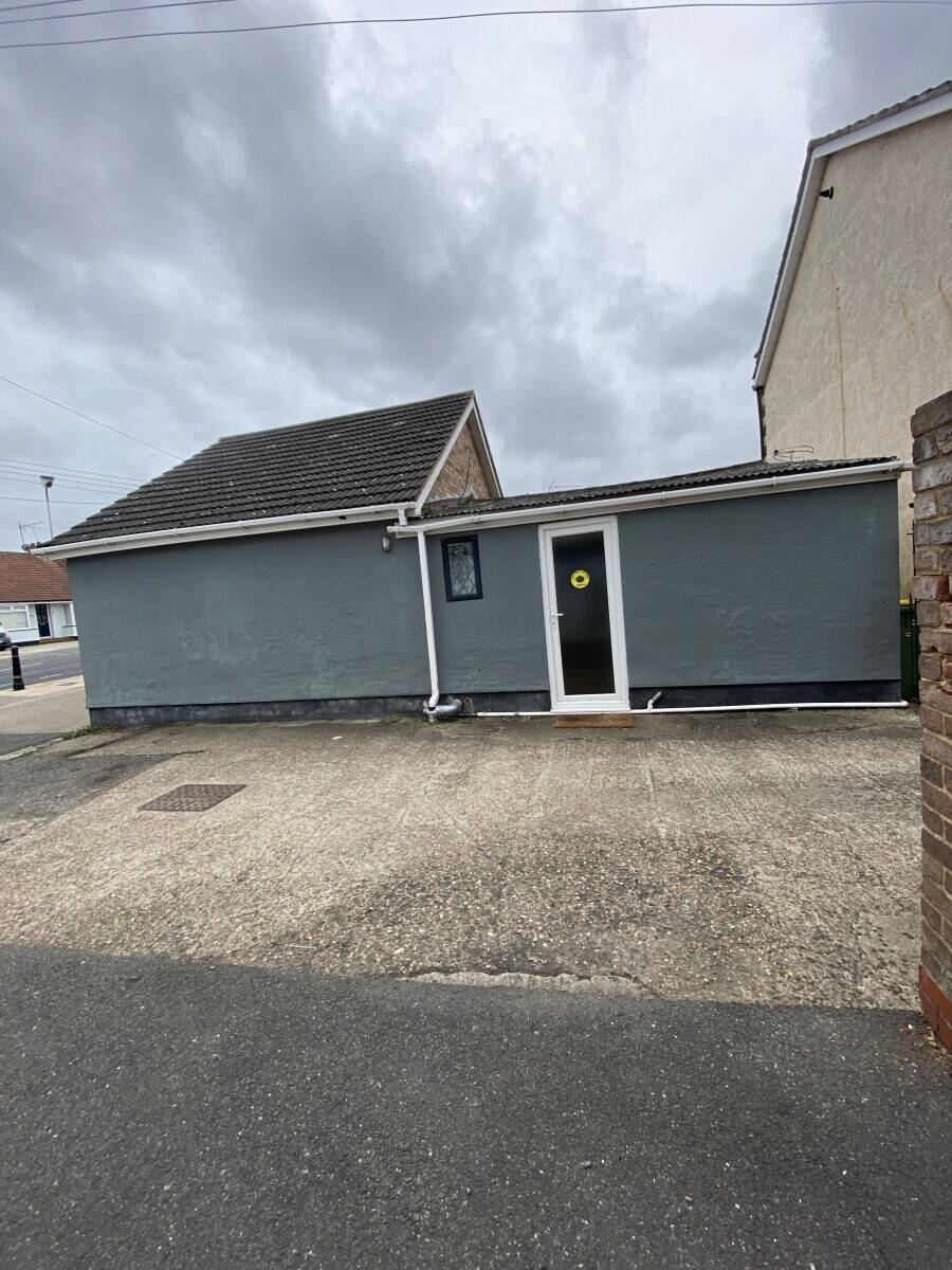 Detached commercial property in Hullbridge Essex with development potential and parking spaces Photo 3