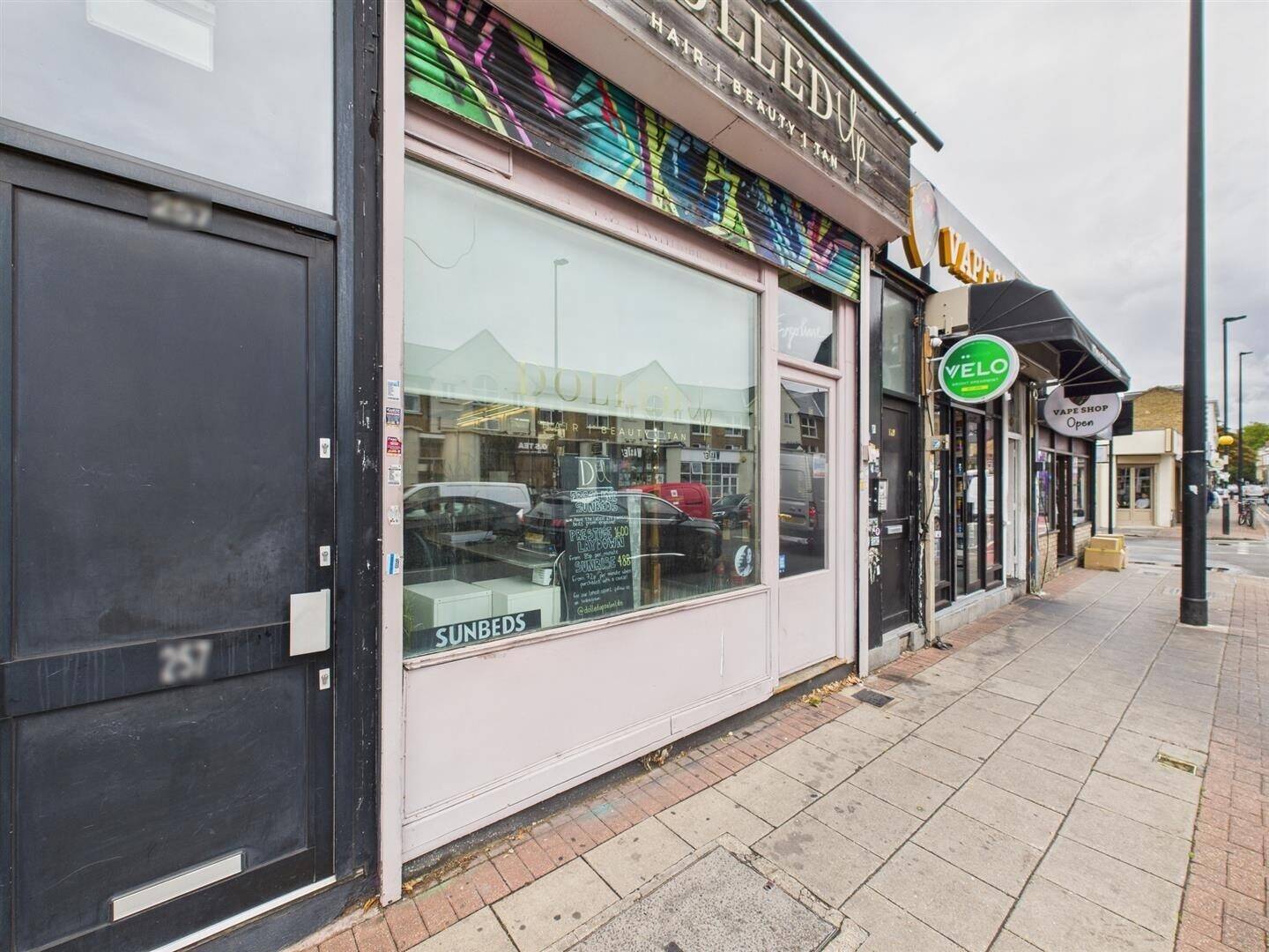 Commercial Unit for Sale in Shoreditch London with Established Hair and Beauty Salon Setup Photo 2