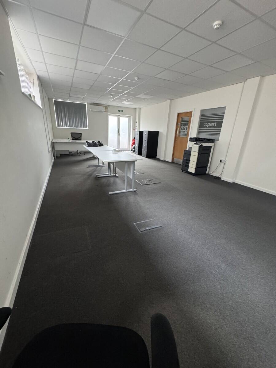 Modern Two-Floor Office Space With Storage in Potters Bar Hertfordshire Near the Station Photo 2