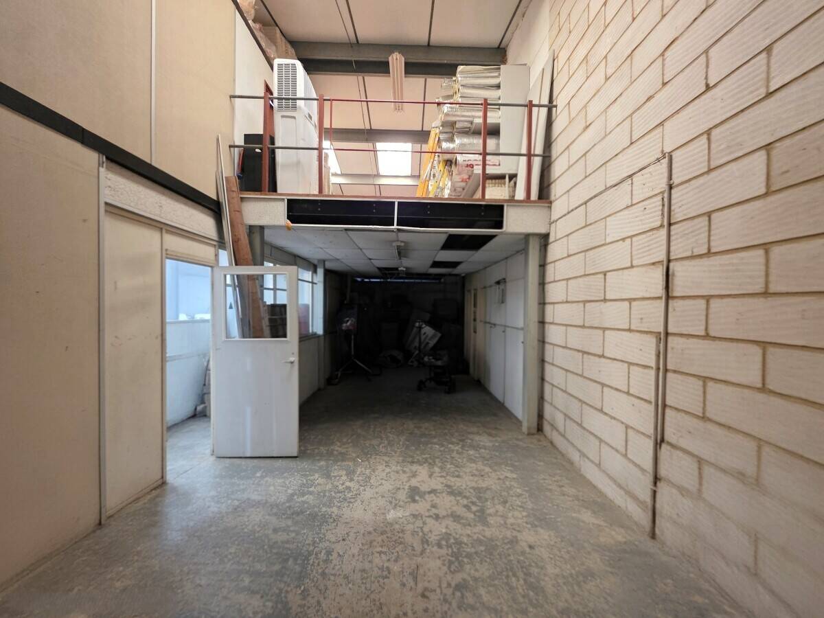 Light Industrial Unit Approximately 2,313 Sq Ft Available in Wickford Essex Photo 2