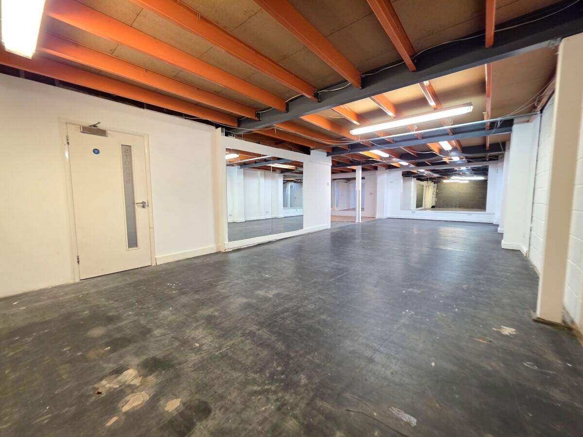 LIGHT INDUSTRAIL UNIT APPROX. 2,493 SQ FT Photo 2