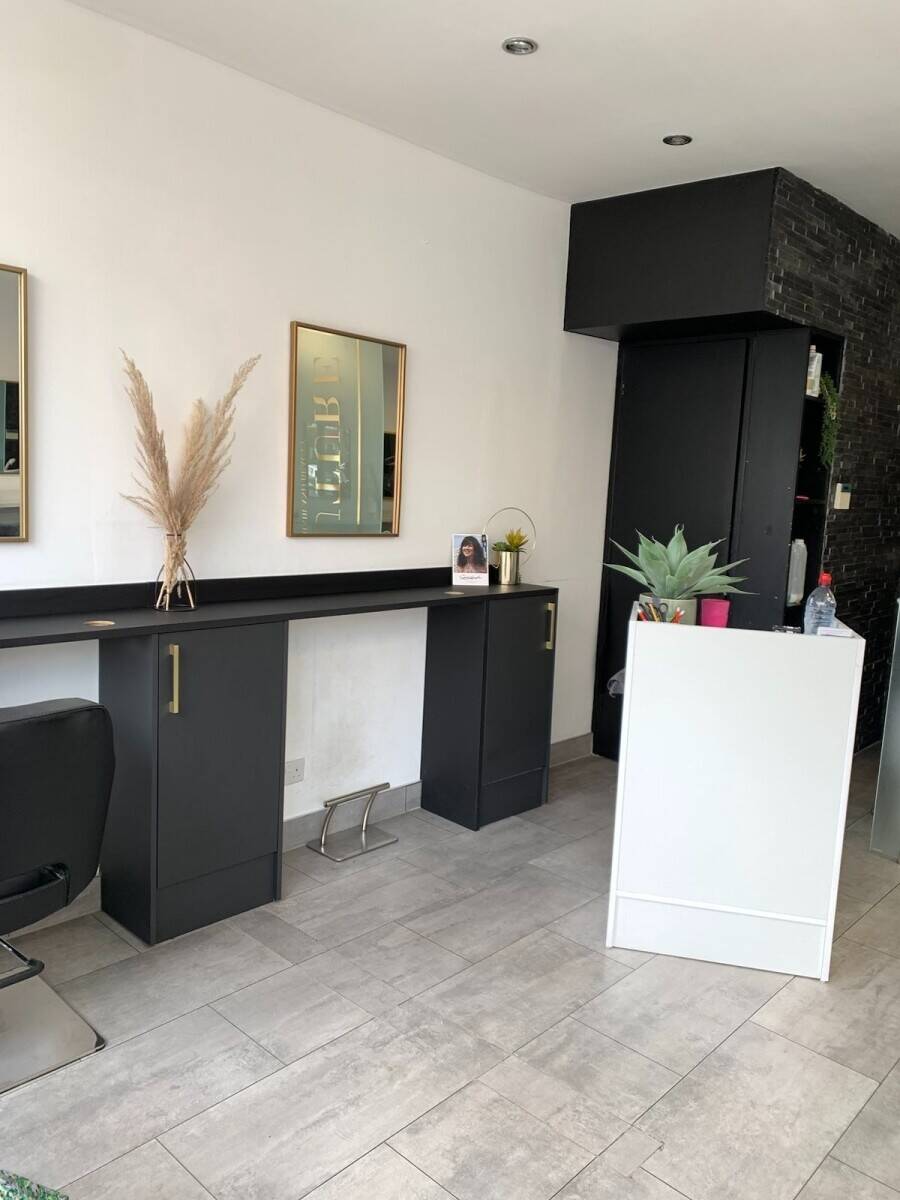Hair and Beauty Salon available for long lease, local boutiques Winchmore Hill N21 Photo 3