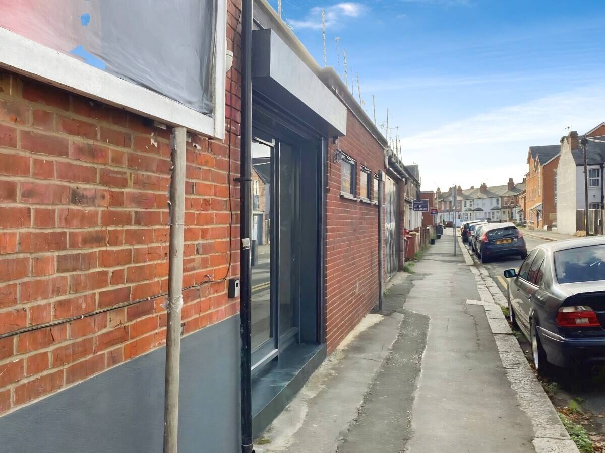 Self-contained E-Class premises of approx. 270 sq.ft (25m²) off busy Caversham Road, Reading Photo 2