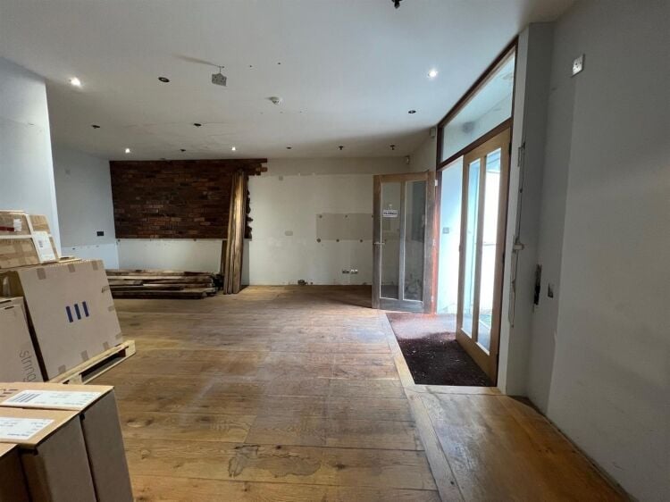 Workshop and former showroom for lease in Clifton, Bristol with 510 ft² of available space Photo 2