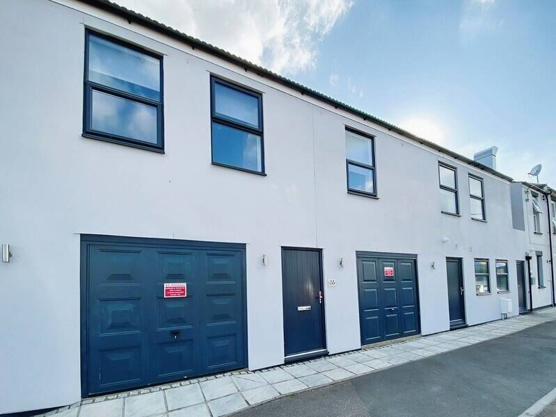 Mixed-use shop with two flats and garages for sale in Rochford Essex Photo 3